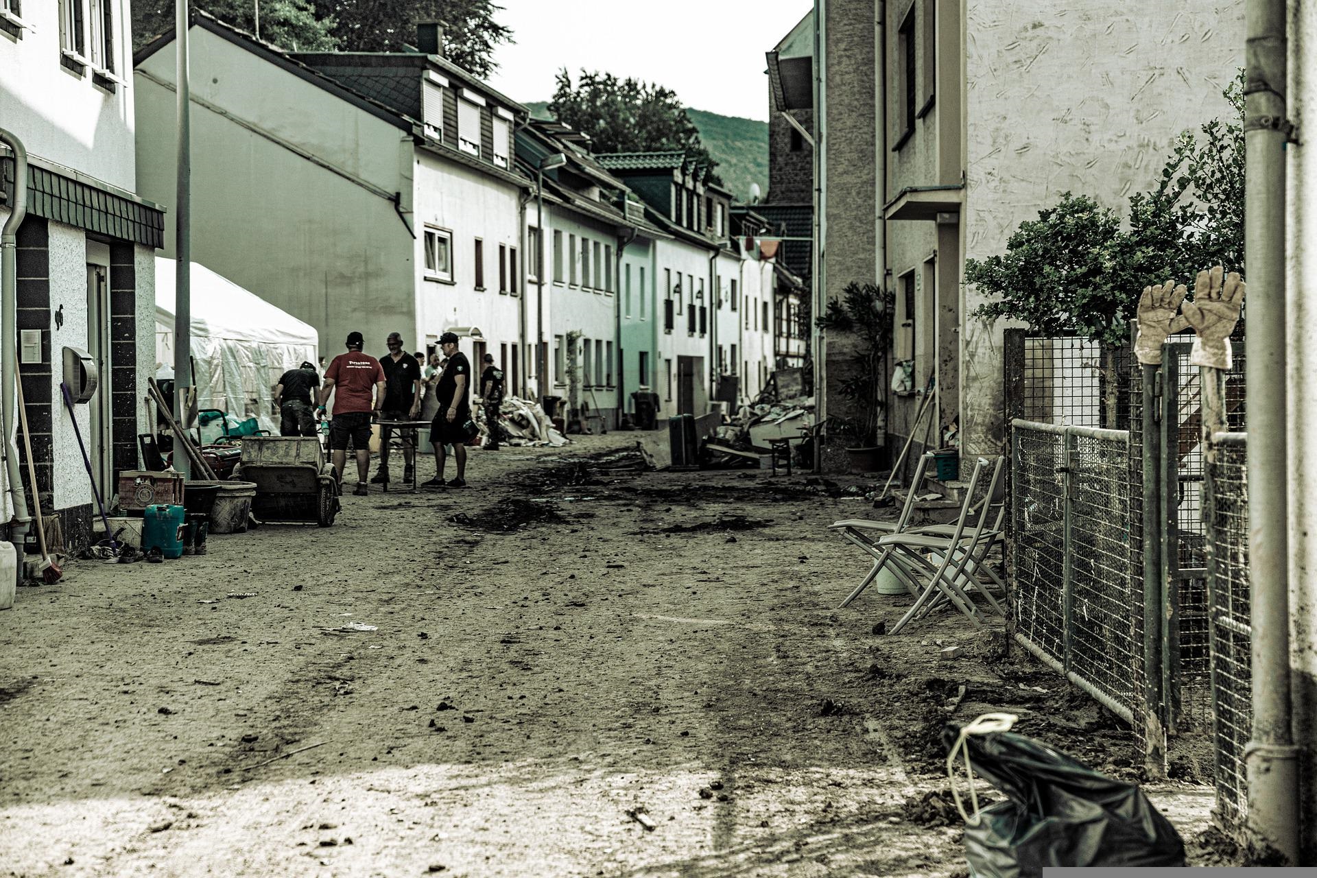 Zerstörte Straßen mit Helfern